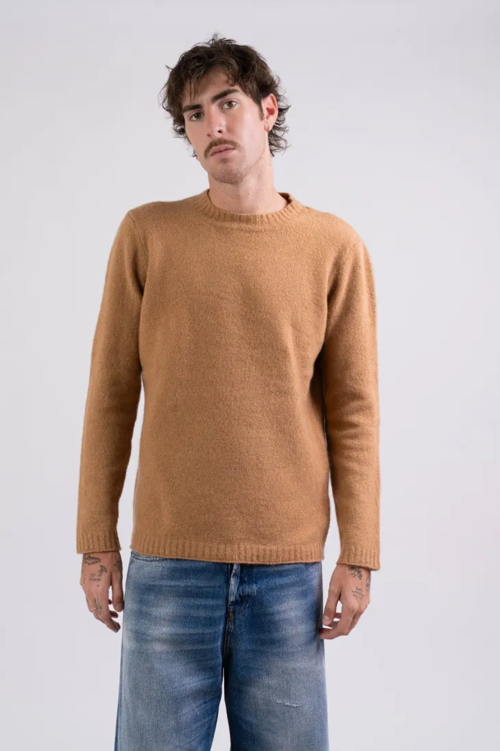 Maglia girocollo in lana vergine color cammello