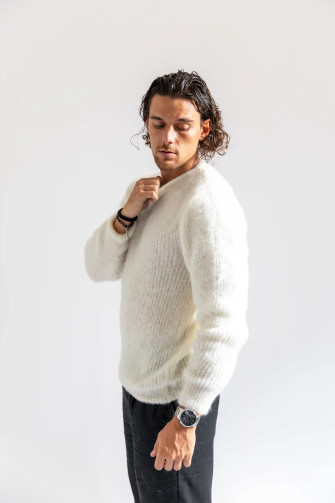 Solid color crew-neck sweater in brushed kid mohair white